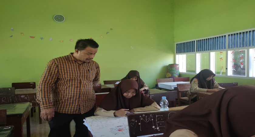 Kepala MAN 1 Aceh Barat Meninjau Pelaksanaan Ujian Seleksi OSN & KSM
