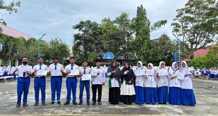 Ceremony Penyerahan sertifikat Kepada Siswa Siswi Man 1 Aceh Barat Pemenang OMI TK. kabupaten Tahun 2025